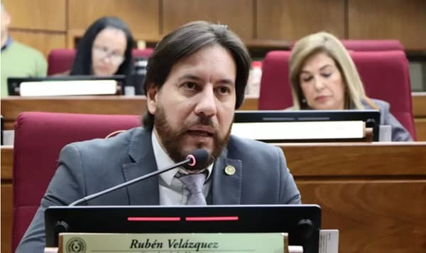 Senador lanza movimiento para postular a Dani Mujica en CDE
