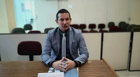 Fiscal que liberó a feminicida aparece cantando polca colorada en fiesta