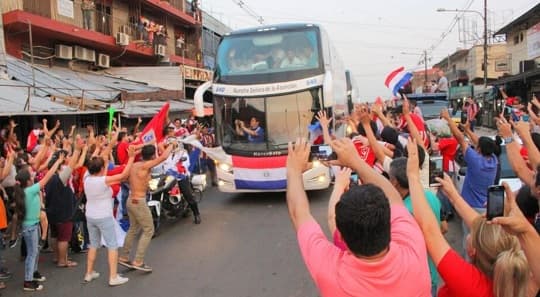 El bus de la Albirroja saldrá a las 17:00 rumbo al Defensores del Chaco