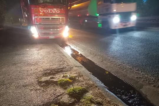 Camión cisterna pierde combustible en Madame Lynch y contamina el arroyo Itay, con riesgo de llegar al río Paraguay