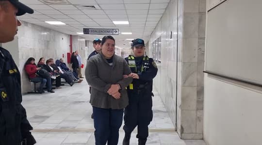 Luego de chicanear por dos años, intendenta de Valenzuela acude a su audiencia