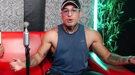 Influencer Mocaccino participó en campaña de prevención del suicidio en colegio religioso y generó críticas en redes