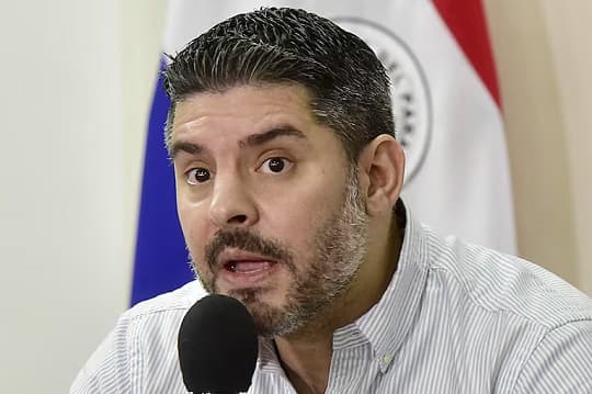 Nenecho usó bonos para financiar viaje de funcionarias a Madrid