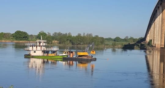 Prefectura Naval inició el rescate de un camionero que cayó al río Paraguay