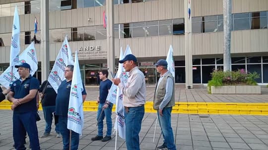 Trabajadores de la ANDE se movilizan contra proyecto de superministerio en el Congreso