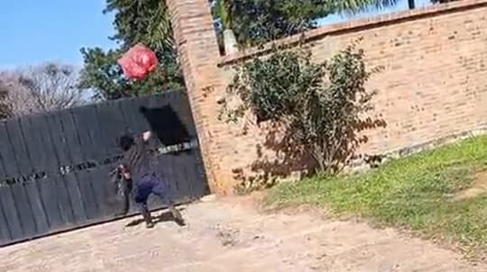 Vecinos arrojaron basura dentro de la casa del gobernador Denis Lichi en rechazo a un vertedero