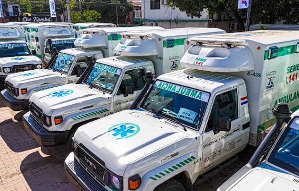 Gobierno entrega 67 ambulancias y supera 500 operativas