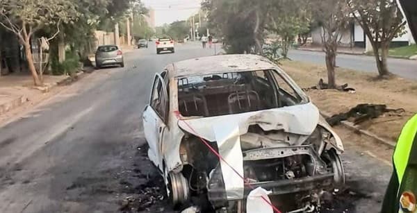 Auto choca, explota y se incendia en Asunción: conductor ileso