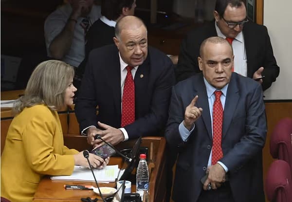 Crisis interna complica liderazgo de Bachi Núñez en Senado
