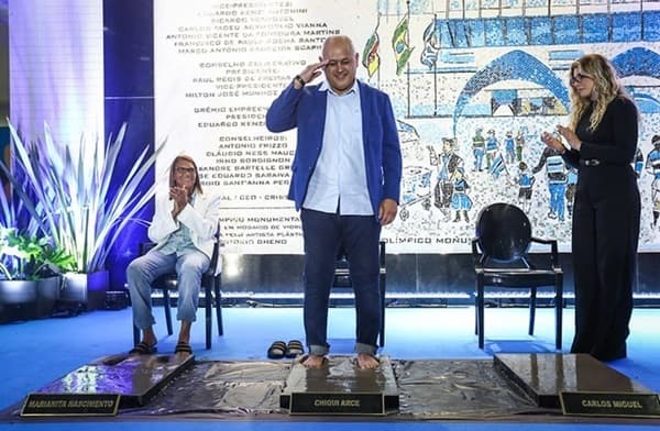 Chiqui Arce inmortalizado en la Calçada da Fama del Grêmio