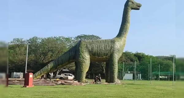 Pirayú inaugura la escultura de dinosaurio más grande del país