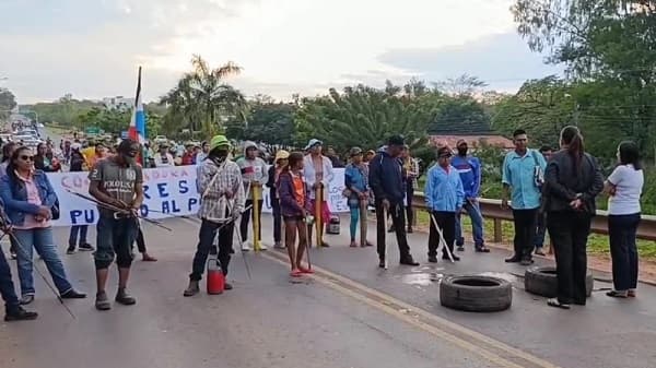 Indígenas bloquean puente en Yby Yaú y piden renuncia del titular del INDI