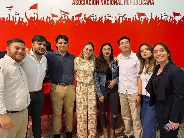 Ministra de la Juventud reunió a secundarios en sede de la ANR