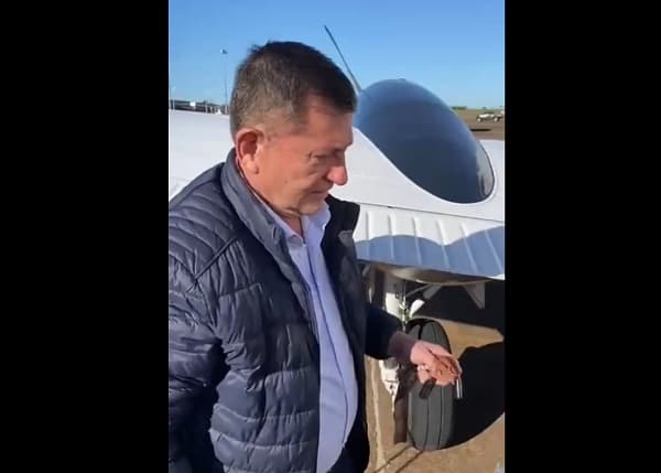 Pettengill presume avioneta tras recomendar puchero barato al pueblo