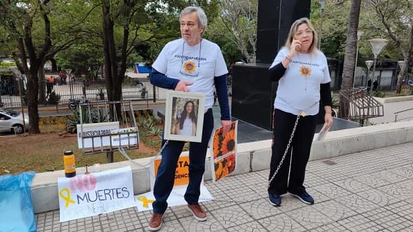 Padres de Sol Chávez se encadenan por justicia