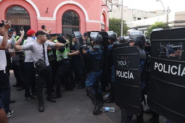 Represión y reclamos ciudadanos marcan la protesta de la Generación Z