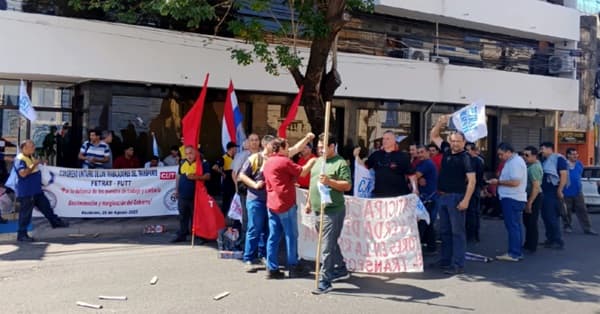 Gobierno busca frenar huelga de choferes con reunión tripartita