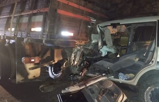 Choque en Arroyos y Esteros: conductor quedó atrapado tras fuerte impacto