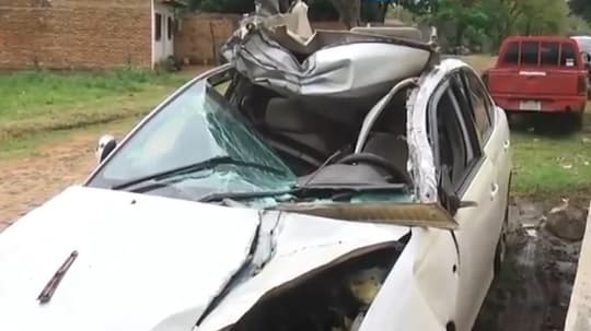 Un policía chocó contra un camión, una peluquería, un taller y tres motos en San Antonio