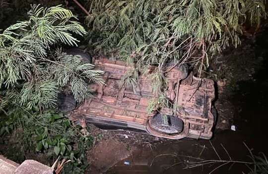 Conductor ebrio cae con su camioneta de un puente en Itauguá