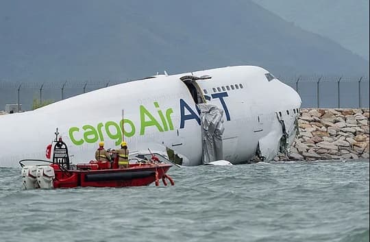 Tragedia en Hong Kong: un avión de carga cayó al mar y murieron dos personas