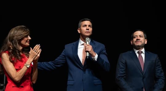 Peña reaparece en el aniversario del Centro Familiar de Adoración