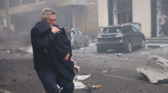 Un dron ruso impactó en una guardería en Ucrania tras cancelarse la reunión entre Putin y Trump