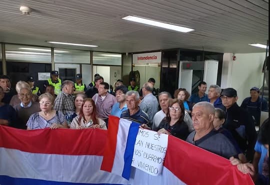Jubilados acampan en la Municipalidad por falta de pago: “Ya no tenemos para pagar alquiler ni comprar alimentos”, mencionaron