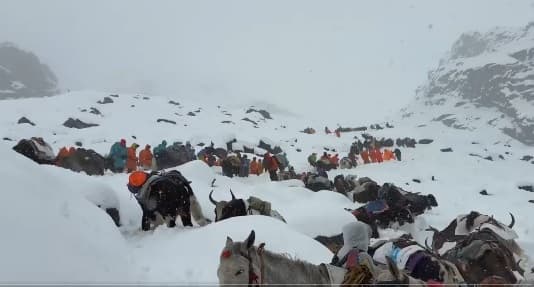 Tormenta de nieve en el Everest obliga a evacuar a 350 excursionistas