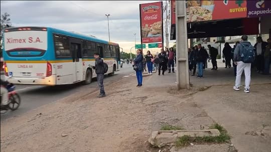 Pasajeros reclaman buses más frecuentes y seguros