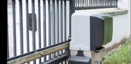 Joven muere electrocutado al abrir un portón metálico en Asunción