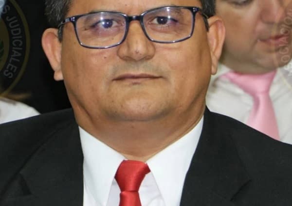 Corte suspende a juez imputado por abuso a menor