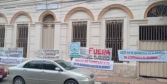 Con carteles y pancartas, vecinos rechazan oficina del Indi en Asunción