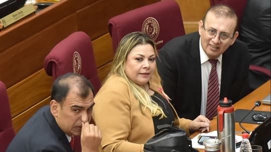 Denuncian que la senadora Zenaida Delgado habría cobrado “peaje” a funcionarios del Senado por intermedio de su pareja