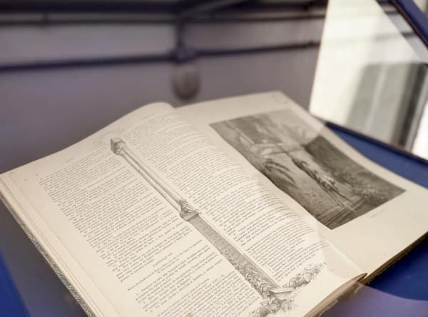 Biblioteca Nacional recibe réplica de Biblia de Gutenberg