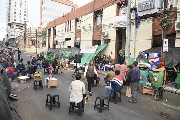 Campesinos mantienen protesta frente al Indert