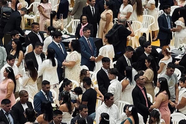 Más de 600 parejas sellaron su unión en boda histórica