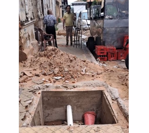 Persona ciega cae a pozo sin señalización en microcentro