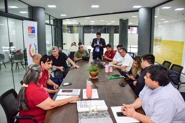 Choferes públicos reciben primera certificación laboral