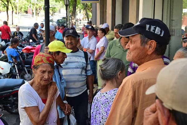 Proponen subir impuestos para ampliar pensión a adultos mayores