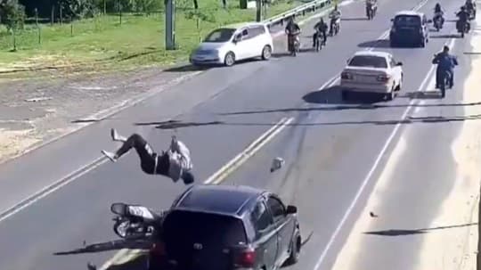 Motociclista choca de frente en Pilar tras maniobra indebida