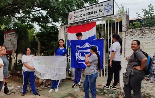 Ñemby: Padres y alumnos del colegio Pa’i Ñu protestan contra el cierre del turno mañana