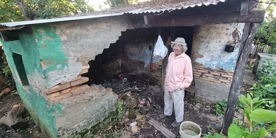 Adulto mayor de Misiones vive sin agua ni luz y pide ayuda