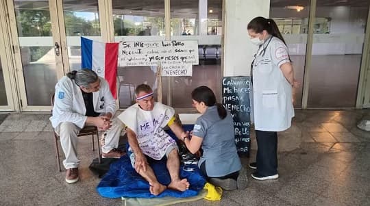 Jubilado municipal inicia huelga de hambre y reclama 15 salarios atrasados: “Ya no tenemos qué comer”