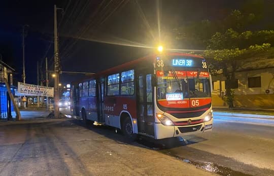 Motocicleta choca contra un bus de la Línea 38 y deja una joven herida