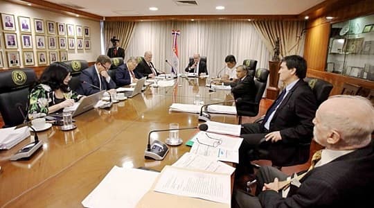 Víctimas de la mafia de los pagarés presentaron hoy un pedido de juicio político contra César Diesel y otros funcionarios de la Corte