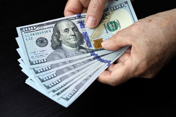 El dólar cae y se ubica en G. 6.460