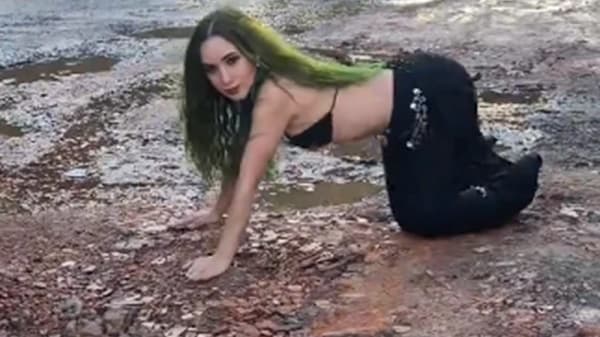 Elenita Villalba vuelve a bailar en baches de San Lorenzo al estilo Shakira