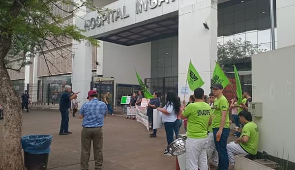 Enfermeros del IPS protestan y exigen reajuste salarial