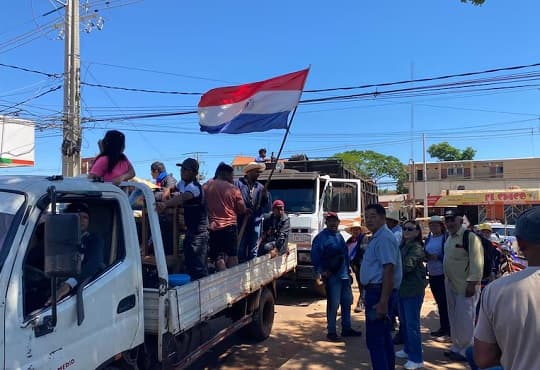 Campesinos marchan hacia exestancia de Cabeza Branca